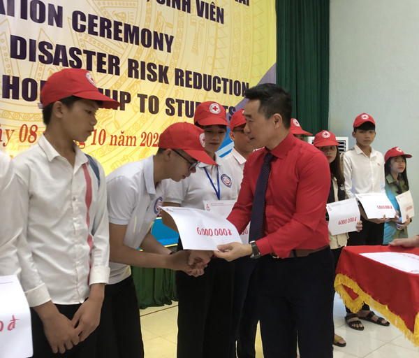 T.Ư Hội CTĐ Việt Nam phối hợp cùng Công ty Mitsubishi Ô tô Việt Nam: Trao 40 suất học bổng cho học sinh, sinh viên nghèo Quảng Bình